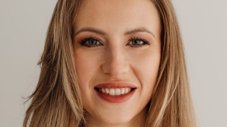 Globok pogled ženske